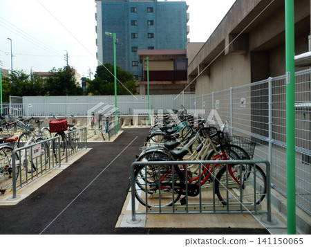 Many bicycles lined up in the bicycle parking area 141150065