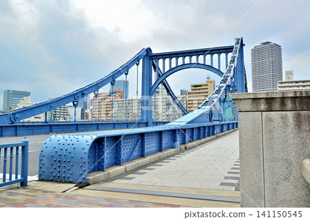 The Kiyosu Bridge, a suspension bridge designated as an Important Cultural Property, embodies the modern beauty of bridge architecture spanning the Sumida River. The Kiyosu Bridge, a suspension bridge designated as an Important Cultural Property, embodies the modern beauty of bridge architecture spanning the Sumida River. 141150545