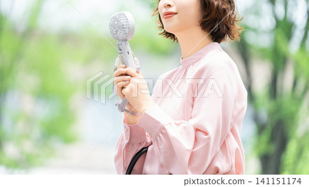 女子使用手持風扇降溫-預防中暑 女子使用手持風扇降溫-預防中暑 141151174