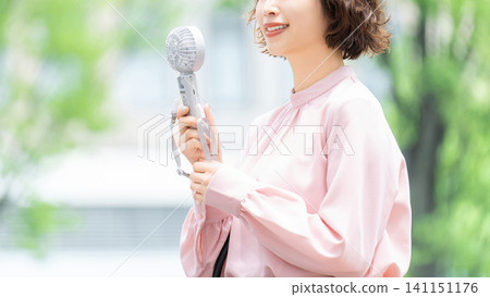 女子使用手持風扇降溫-預防中暑 女子使用手持風扇降溫-預防中暑 141151176