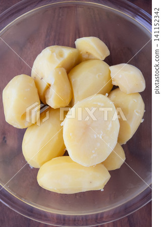 玻璃碗裡的蒸馬鈴薯 玻璃碗裡的蒸馬鈴薯 141152342