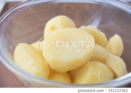 Steamed potatoes in a glass bowl Steamed potatoes in a glass bowl 141152362