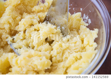 Mash the steamed potatoes to make mashed potatoes. Mash the steamed potatoes to make mashed potatoes. 141152569