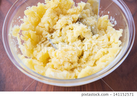 Mash the steamed potatoes to make mashed potatoes. Mash the steamed potatoes to make mashed potatoes. 141152571