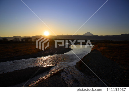 日出時的富士山和富士川 日出時的富士山和富士川 141153987