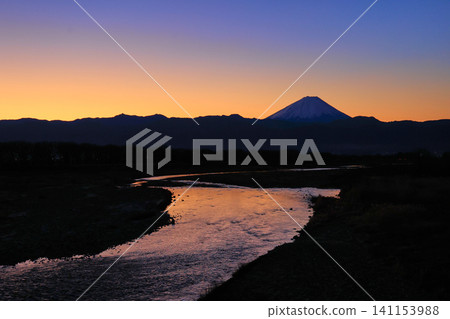 黎明時分的藤川和富士山 141153988
