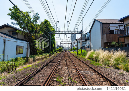 京王線柴崎站至黑陵站之間;望向黑陵站;晴朗的春日;東京都調布市菊之台 京王線柴崎站至黑陵站之間;望向黑陵站;晴朗的春日;東京都調布市菊之台 141154081
