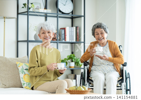 在客廳裡放鬆的高級女子 在客廳裡放鬆的高級女子 141154881