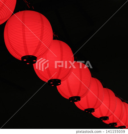 照亮節日夜晚的紅色燈籠,日本傳統景象,方形 照亮節日夜晚的紅色燈籠,日本傳統景象,方形 141155039
