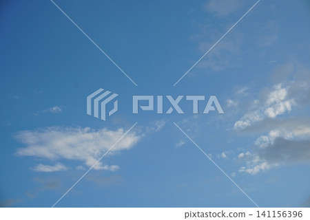 漂浮在藍天上的雲彩 漂浮在藍天上的雲彩 141156396
