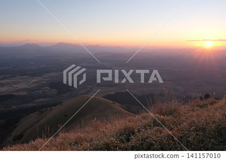 從高空俯瞰阿蘇火山口和阿蘇五峰，夕陽的光芒灑下，景色美不勝收。 141157010