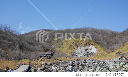 那須縣雪勝石的千尊地藏菩薩像和火山煙霧 那須縣雪勝石的千尊地藏菩薩像和火山煙霧 141157071