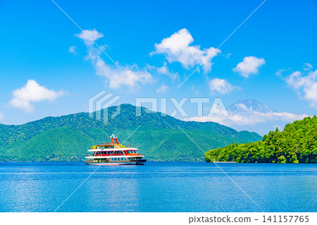 [Kanagawa Prefecture] Blue skies and Lake Ashi sightseeing boats: A break in the rainy season 141157765