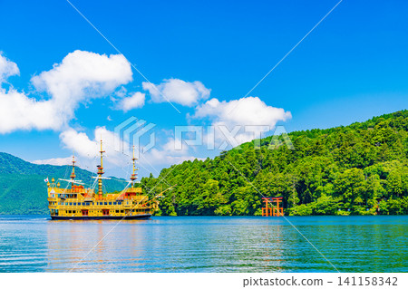 [Kanagawa Prefecture] Blue skies during a break in the rainy season and a sightseeing boat on Lake Ashi. 141158342