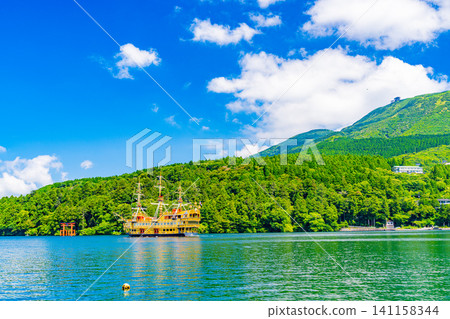 [Kanagawa Prefecture] Blue skies during a break in the rainy season and a sightseeing boat on Lake Ashi. 141158344