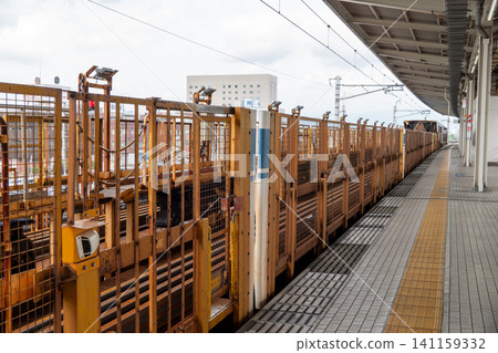 新幹線長軌列車 LRA-9202 停靠在岐阜端島站。 新幹線長軌列車 LRA-9202 停靠在岐阜端島站。 141159332