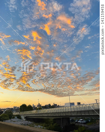 美麗的日落天空和壯觀的雲彩景觀。 141159458