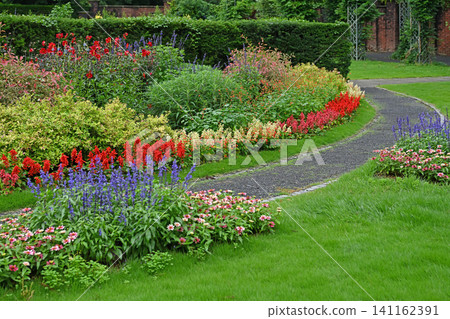 Beautifully colored, curved flowerbeds: An English garden vividly adorning Nanatsudo Park in Mito City. Beautifully colored, curved flowerbeds: An English garden vividly adorning Nanatsudo Park in Mito City. 141162391
