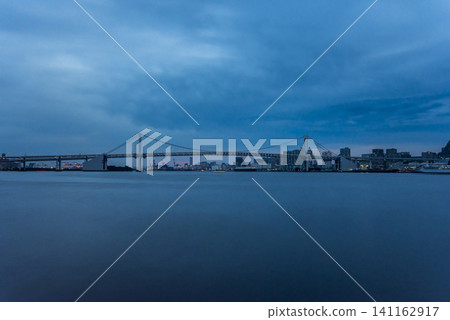 從東京中央區晴海碼頭公園看到黃昏的彩虹橋 從東京中央區晴海碼頭公園看到黃昏的彩虹橋 141162917