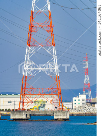 矗立在海邊的鋼塔 矗立在海邊的鋼塔 141164063