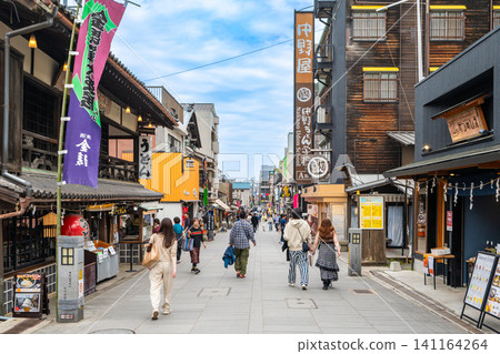 香川縣琴平町琴平神社主路兩旁店鋪林立,遊客熙熙攘攘。 香川縣琴平町琴平神社主路兩旁店鋪林立,遊客熙熙攘攘。 141164264