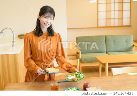 日本女人攜帶早餐 日本女人攜帶早餐 141164425