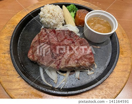 在牛排館裡拍攝一份美味的牛排 在牛排館裡拍攝一份美味的牛排 141164591