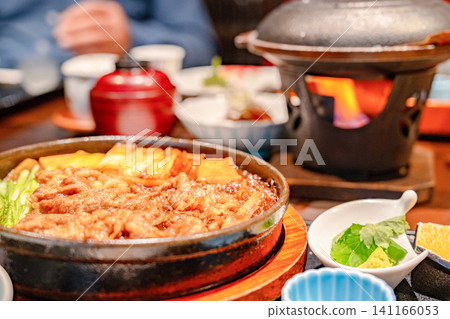 The aroma and steam rising from the piping hot sukiyaki The aroma and steam rising from the piping hot sukiyaki 141166053