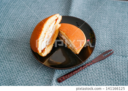 從銅鑼燒的橫切面可以看到奶油和紅豆沙的層次。 141166125