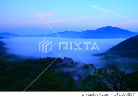 The Yufuin Basin over a sea of clouds (viewed from Sagiridai, Yufuin-cho, Yufu City) 141166887
