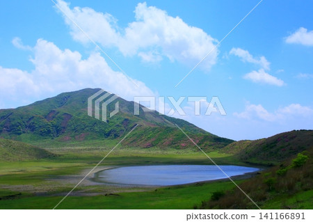 初夏的草千里(阿蘇山,阿蘇市) 初夏的草千里(阿蘇山,阿蘇市) 141166891