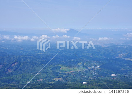 晴空萬裡,景色壯麗,從高千穗山上可以看到櫻島和鹿兒島的地形。 晴空萬裡,景色壯麗,從高千穗山上可以看到櫻島和鹿兒島的地形。 141167236