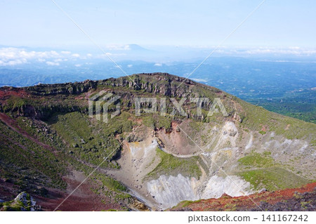 火山爆發形成的名為「大八」的大火山口，背景中可以看到櫻島。 141167242