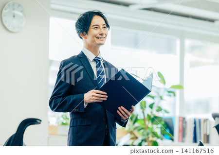 一個商人在辦公室裡 141167516