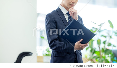一個商人在辦公室裡 141167517