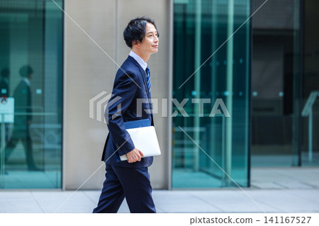 穿著西裝的年輕人 141167527