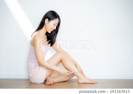 Woman with a razor Woman with a razor 141167615