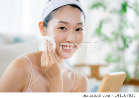 做與棉花的婦女護膚 141167635