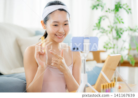 直播賣化妝品的女人 141167639