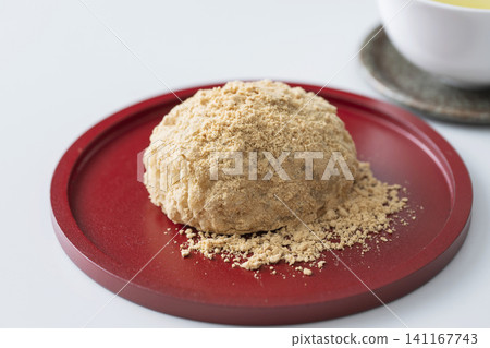 黃豆粉萩(裹有烤黃豆粉的年糕)—“含有十勝產紅豆沙” 黃豆粉萩(裹有烤黃豆粉的年糕)—“含有十勝產紅豆沙” 141167743