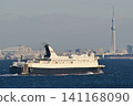 渡輪「白皇號」駛過東京灣，東京晴空塔巍然聳立在背景中。 141168090