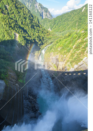 從黑部水壩堤岸眺望,可以看到水流排放口和溢洪道的輪廓,地點位於富山縣立山黑部阿爾卑斯山脈路線。 從黑部水壩堤岸眺望,可以看到水流排放口和溢洪道的輪廓,地點位於富山縣立山黑部阿爾卑斯山脈路線。 141168122