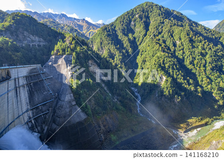從黑部水壩遠眺立山山脈,包括大南寺山和藤野折立山。立山黑部阿爾卑斯山脈路線,富山縣。 從黑部水壩遠眺立山山脈,包括大南寺山和藤野折立山。立山黑部阿爾卑斯山脈路線,富山縣。 141168210