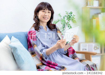 中年婦女看片劑 141168342
