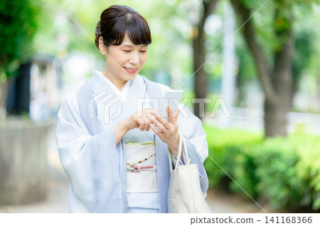 一個穿著和服的女人 141168366