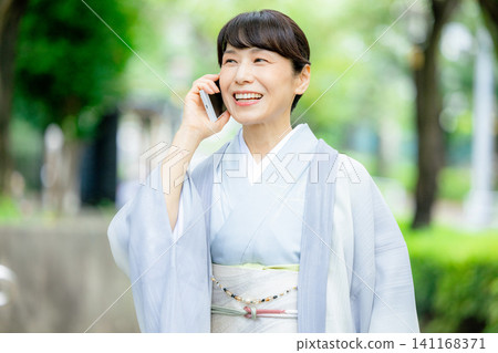 一個穿著和服的女人 141168371