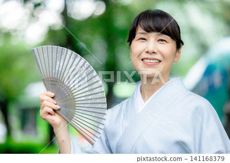 一位身穿和服、手持扇子的女子 141168379