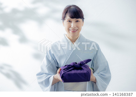 拿著包裹布的和服的婦女 141168387