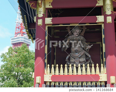 A view of the Nio statues and Tokyo Tower from the San-gedatsu-mon Gate of Zojo-ji Temple, against a backdrop of blue skies and fresh greenery. 141168684