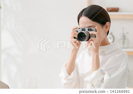 拿著相機的中年婦女 拿著相機的中年婦女 141168991
